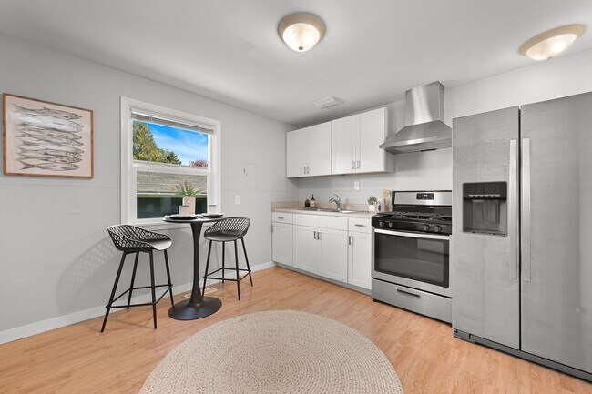 Building Photo - 2 Bedroom, 1 Bathroom Available Now!