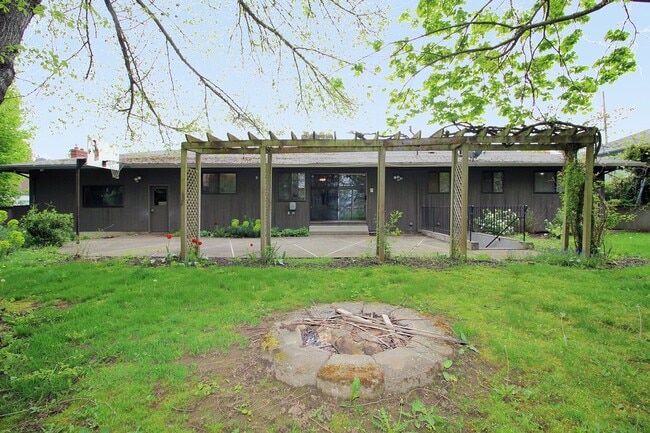 Building Photo - 2727 SE 58th Ave