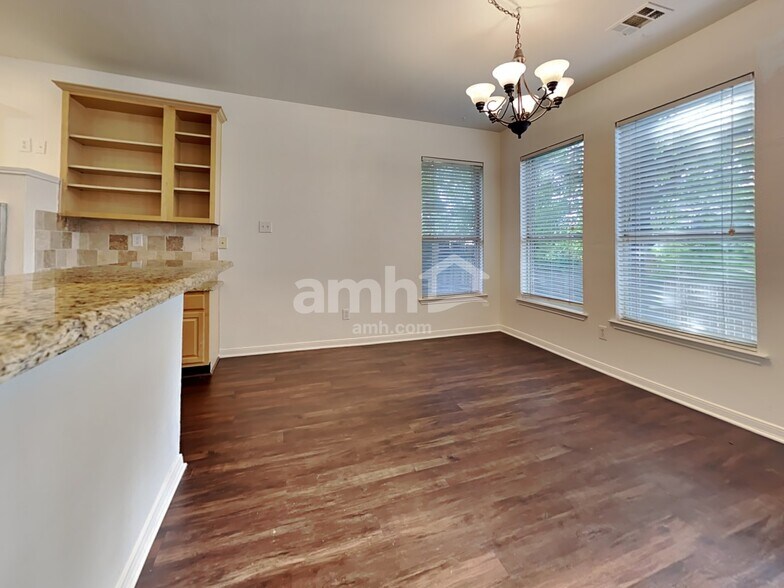 Building Photo - 1304 Carriage Ln