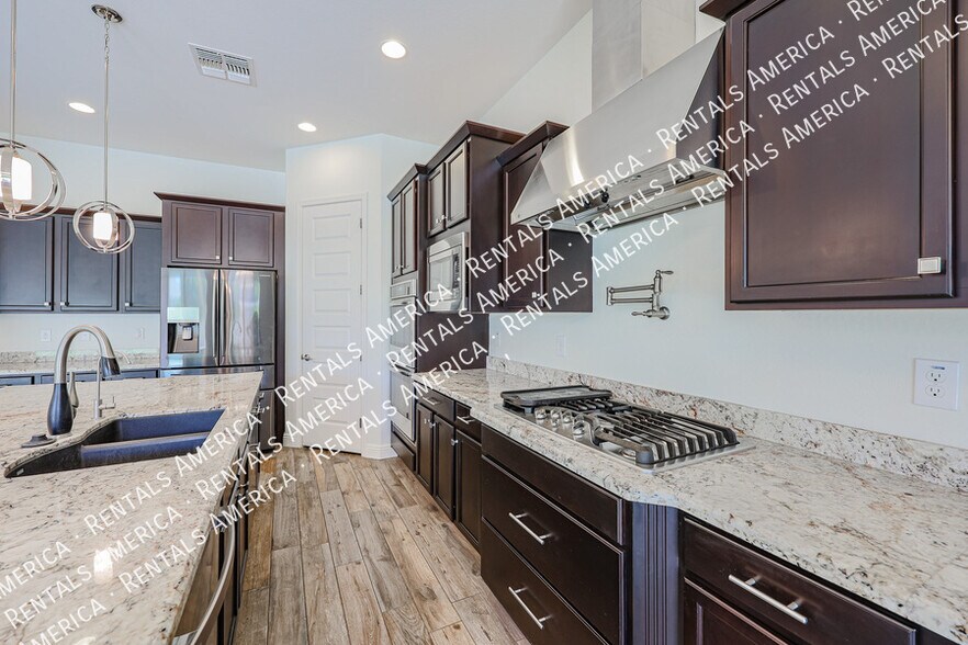 Building Photo - 4121 E Yellowstone Pl