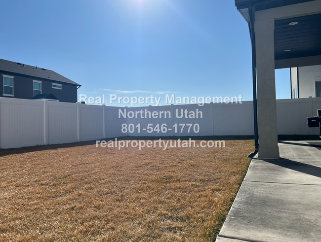 Building Photo - Stunning 4 Bedroom 2.5 Bath Home in Syracuse