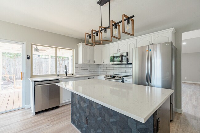 Building Photo - 2027 Lucerne Cir