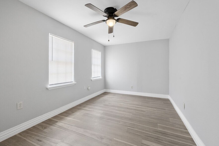 Building Photo - 1206 E Samano St