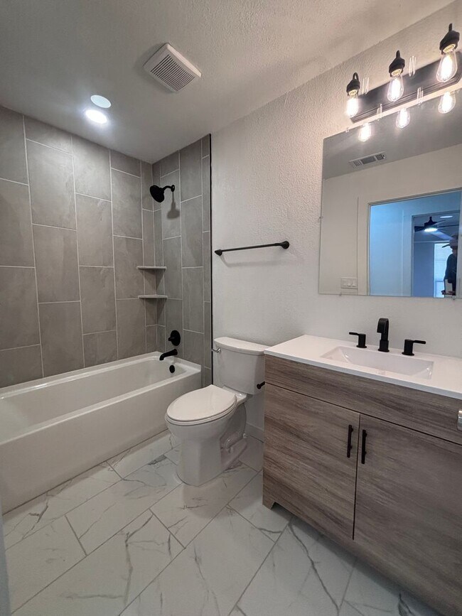 Building Photo - 3/2/2 Newly remodeled home with new appliances, flooring and much more!