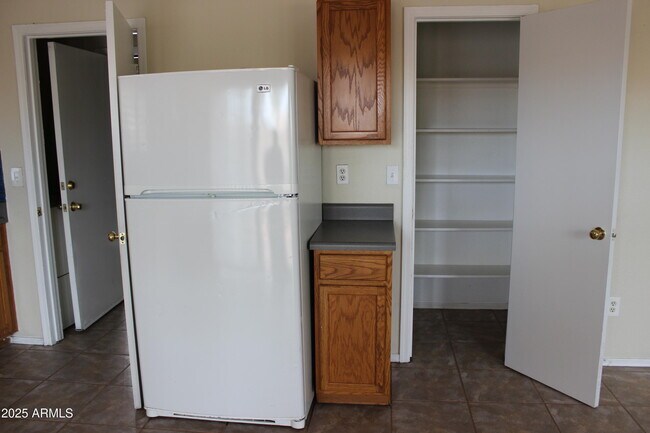 Building Photo - 1364 S Wagon Wheel Ct