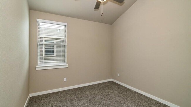 Building Photo - 605 Harvest Moon Dr