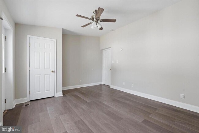 Building Photo - 400 Green Ln