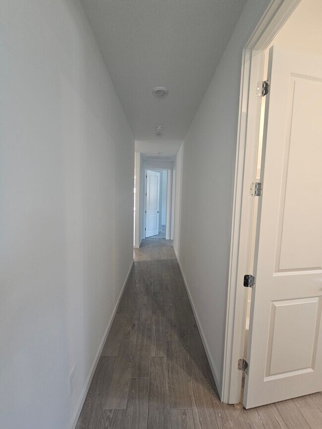 Building Photo - Beautiful new build w mountain views