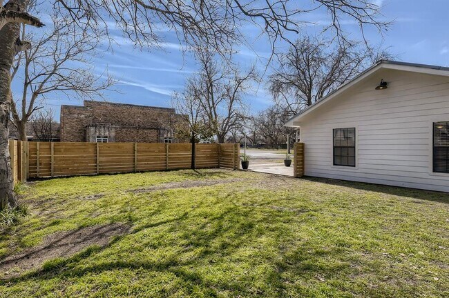 Building Photo - 902 Hackberry St