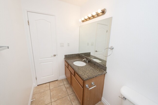 Building Photo - 2BR/1.5BA Condo! 2 parking spaces
