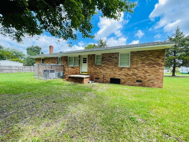 Building Photo - ADORABLE BRICK RANCH IN LAGRANGE *3 BR, 1 BA* NEWLY RENOVATED