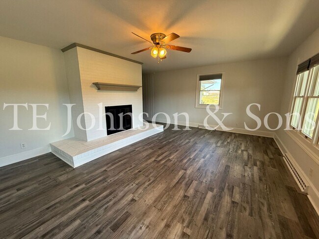 Building Photo - Three bedroom House with Large Lot in Country Setting