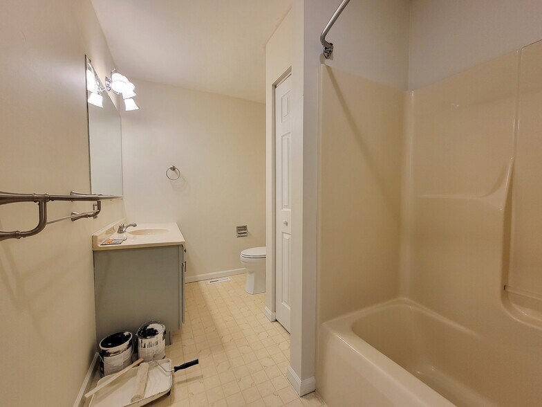 Building Photo - 390 Acorn Cir