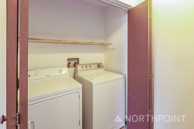 Building Photo - Radiant Unit Townhome | 2 BR/1.5BA | 1-Car Garage |