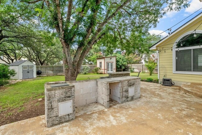 Building Photo - 15905 De Peer Ave
