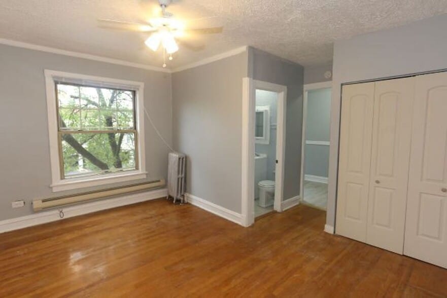 Building Photo - 3263 W Wrightwood Ave