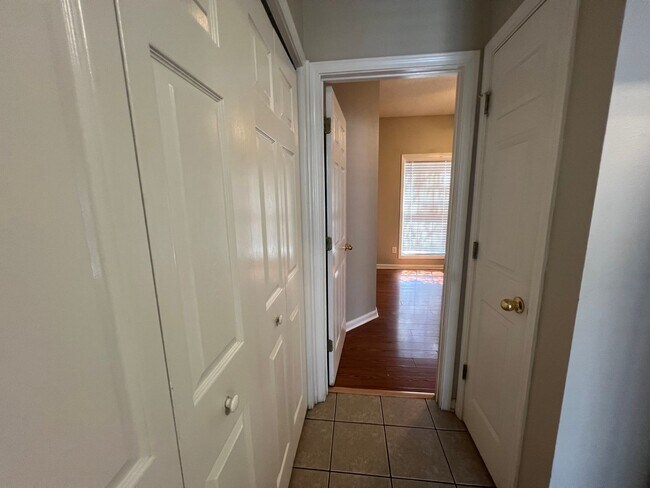 Building Photo - Auburn Townhome