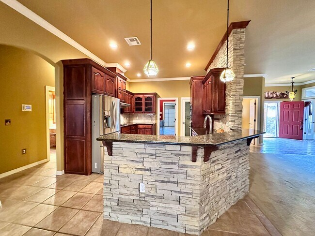 Building Photo - Charming 3-Bedroom Home with View in Moore, OK - Move In Deposit-Free! (If Qualified)