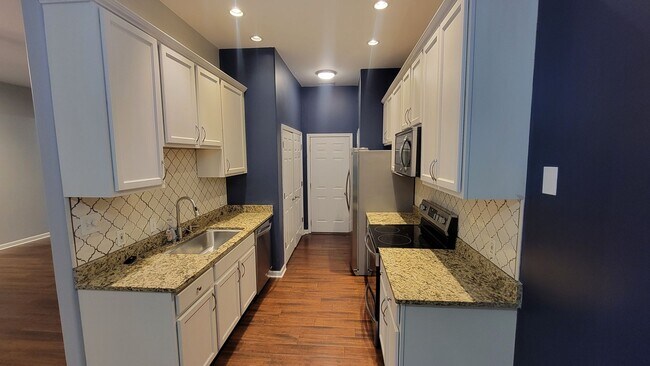Building Photo - A 3 Bedroom Home Right Off Westport Road