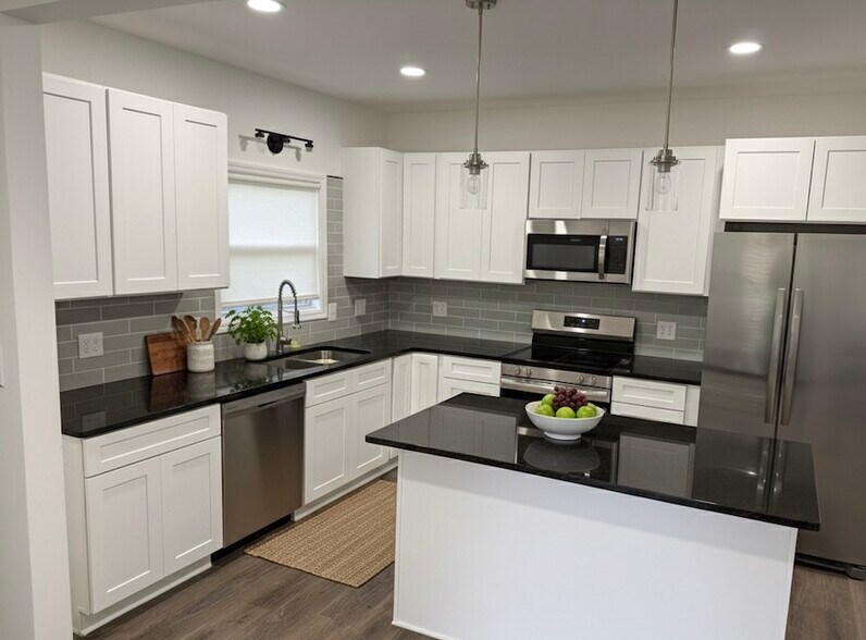 Building Photo - 2827 E 5th Ave