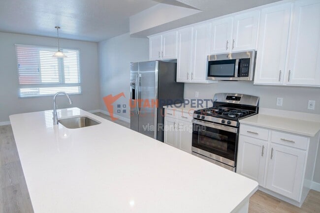 Building Photo - 992 W 380 S