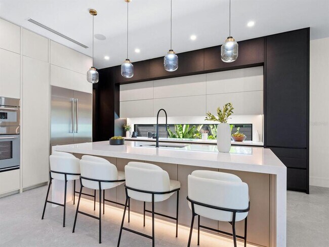 Building Photo - 2467 Hyde Park St