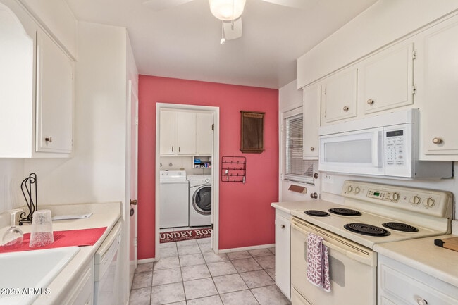 Building Photo - 13636 N Redwood Dr