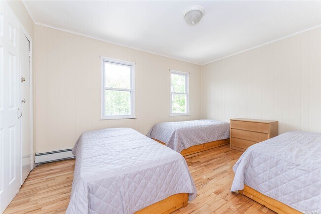 Building Photo - 747 Iris Pl