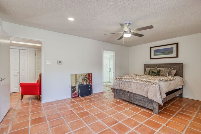 Building Photo - (Completely Furnished) Beautiful 1 bed/1 bath Apartment. With Pool  in the premises.