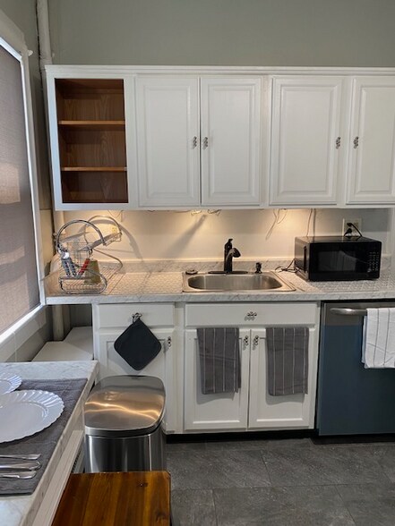 Building Photo - 416 20th Ave