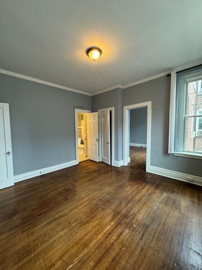 Building Photo - *COMING SOON* Charming Two Bedroom in Uptown Clt!