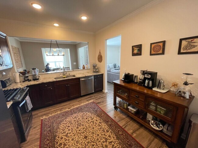 Building Photo - Like new 3 Bedroom townhouse with 2 car ga...