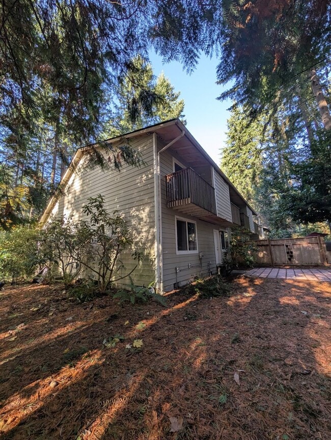 Building Photo - Large 3 Bedroom Corner Unit in The Heart of Gig Harbor! Available Now!