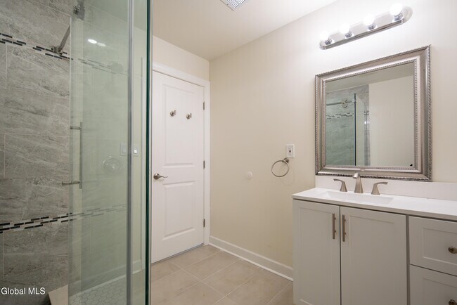 Building Photo - 489 Grooms Rd