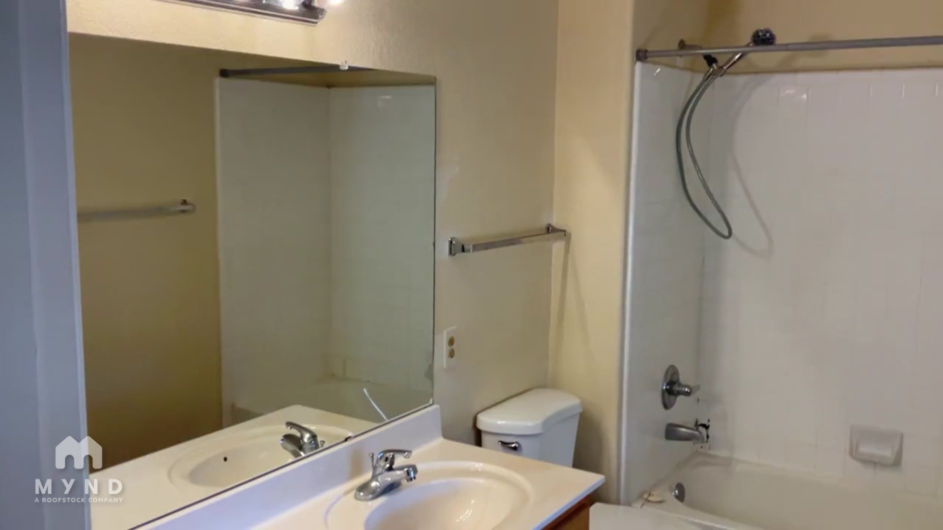 Building Photo - 1679 W Camino Acierto