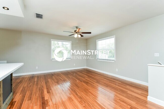 Building Photo - 3 Bedroom Pet-Friendly Home in Fort Myers, FL with Main Street Renewal