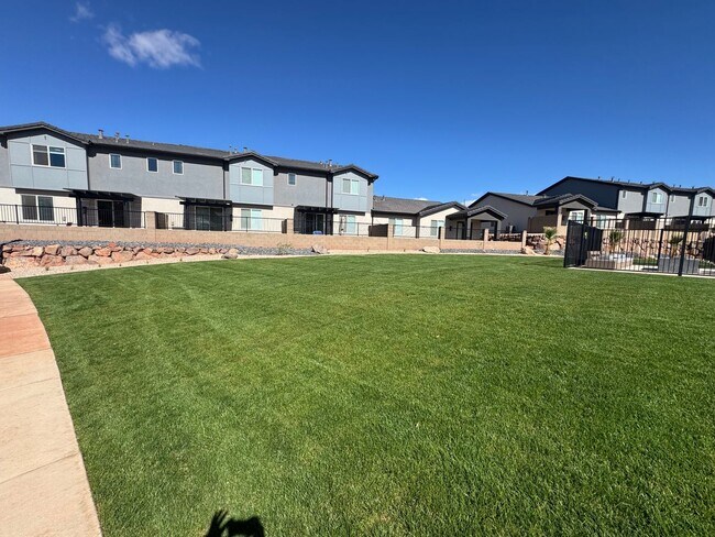 Building Photo - Coral Canyon 4-Bedroom End-Unit Townhome! Brand New!!