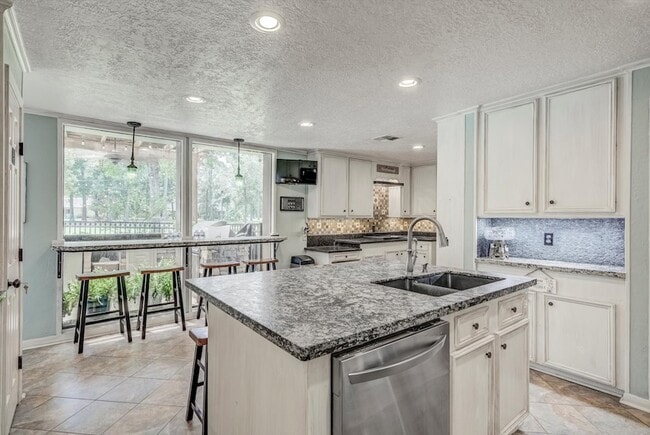 Building Photo - 22 Winged Foot Dr