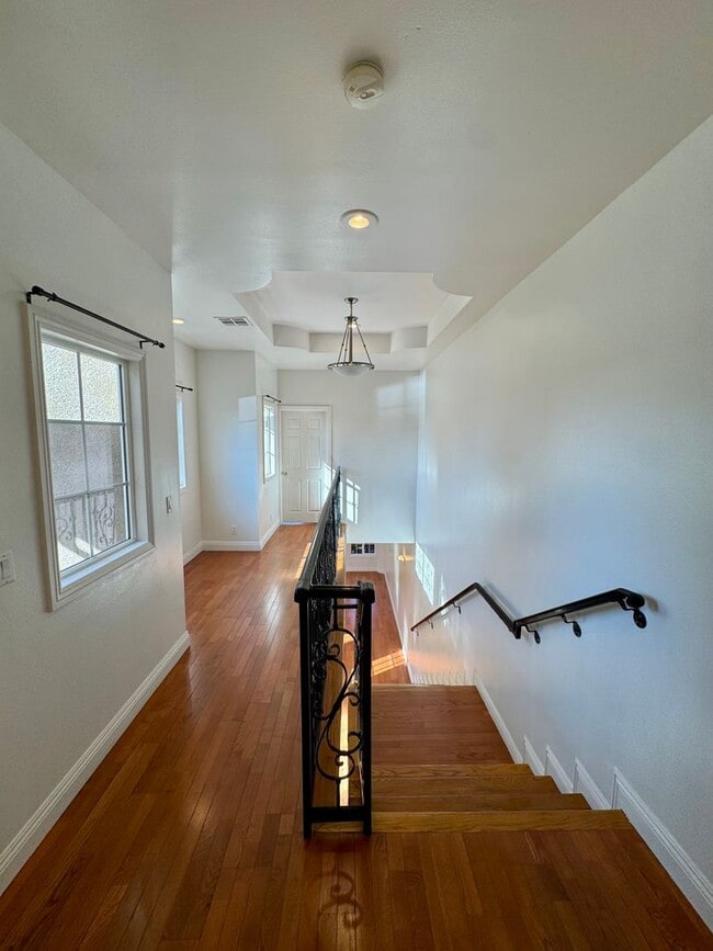 Building Photo - Beautifully Renovated 4 Bed 4 Bath House For Rent In Long Beach!