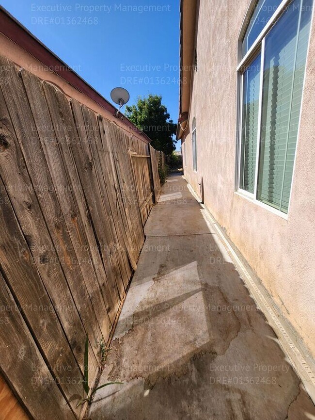 Building Photo - 4 bedroom 3 FULL bath/ 3 CAR Garage.. 2418...