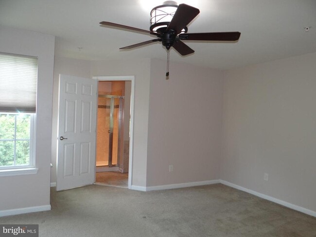 Building Photo - 400 Larose Dr