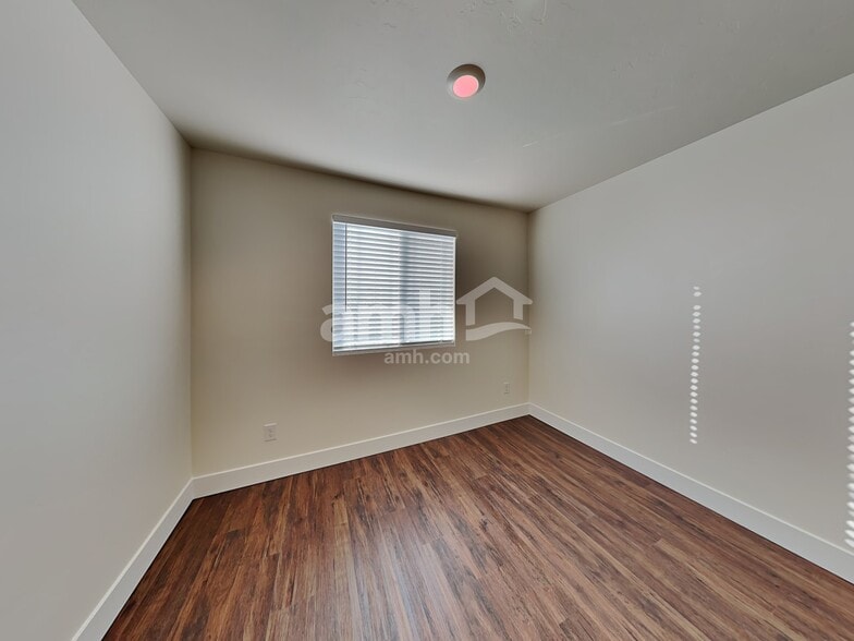 Building Photo - 6179 W Calle Lingo