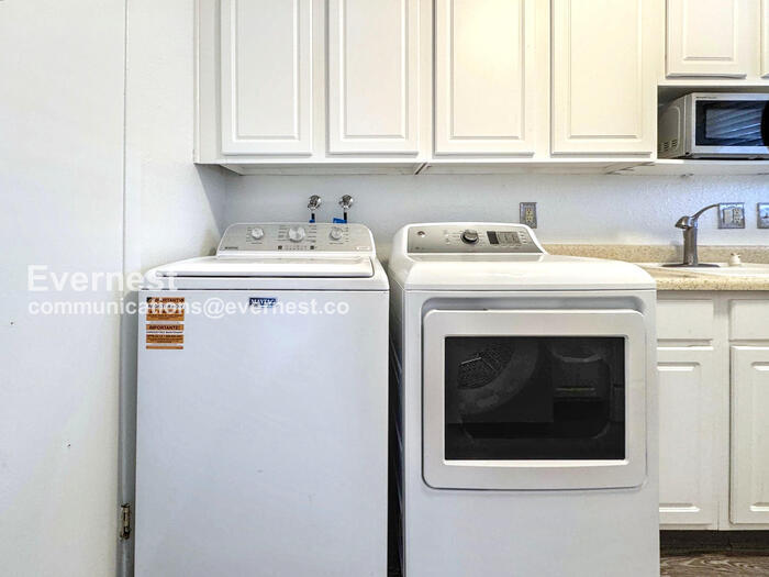 Building Photo - 8003 Wolff St