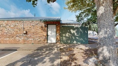 Building Photo - 725 Peppertree Dr