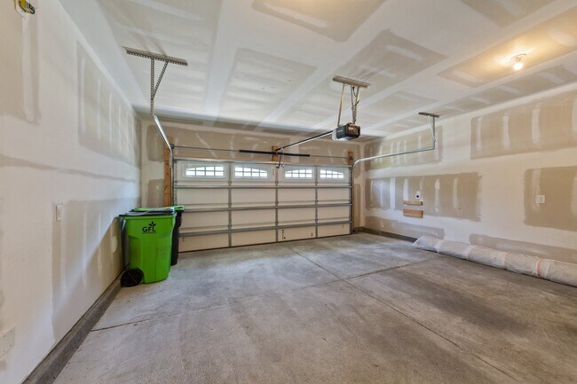 Building Photo - 824 Summit Crest Ct