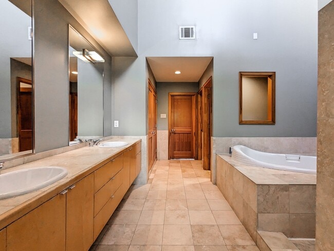 Building Photo - 444 Oxford St