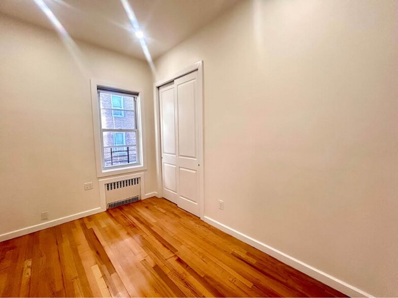 Building Photo - 537 E 5th St