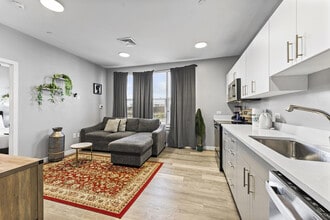 Building Photo - 95 Broadway-SI ID1240304P