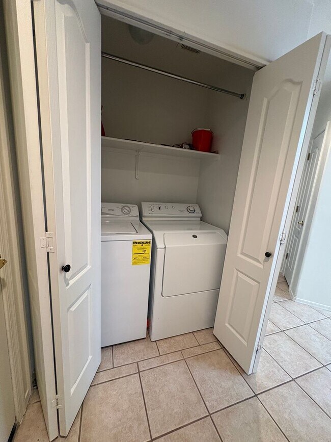 Building Photo - Well Maintained Home in  East Side Gated Community- 3Bd-A/C-Community Pools !!