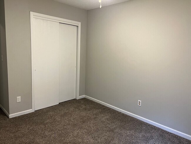 Building Photo - 382/384 Catherine